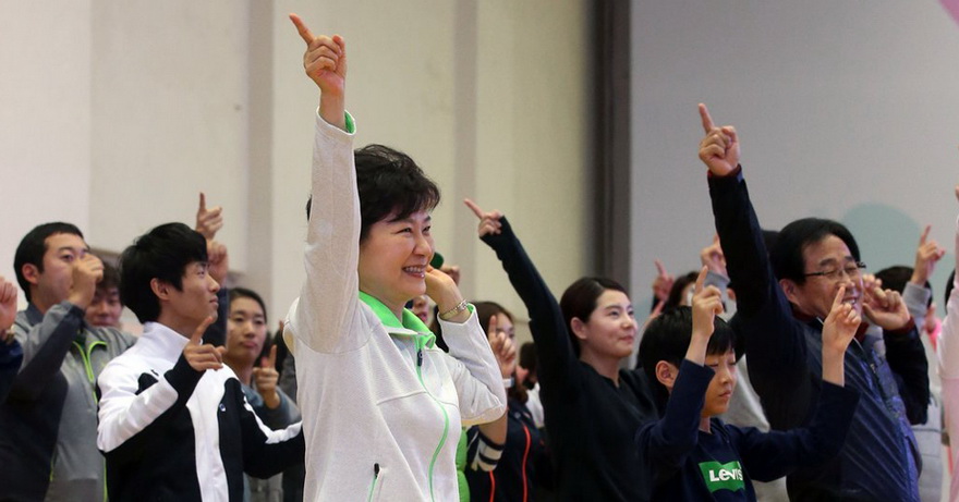 박근혜 '문화일'행사 참석, 시민들과 함께 체조하고 탁구도 즐겨
