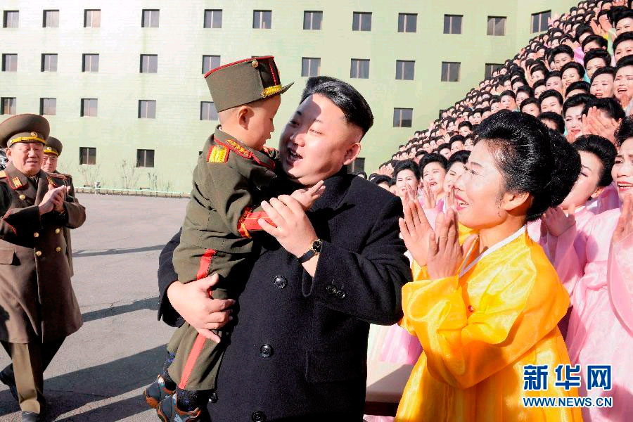 김정은 조선인민군 제2차 군인가족열성자대회 참가자들과 기념사진