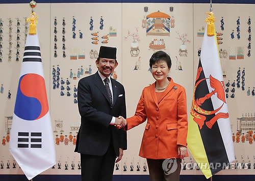 한국 대통령 박근혜는 9일 청와대에서 이곳을 방문온 브루네이 국왕 하사날 볼키아와 정상회담을 진행했다.