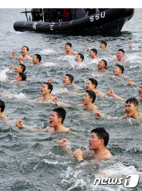 한국 해난구조대 내한집중훈련-차디찬 바다물속에서 군가 열창