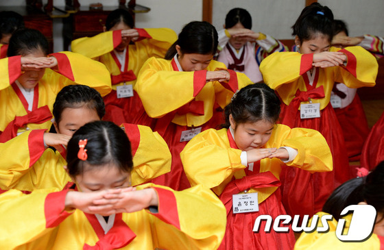 한국 룡인례절학당 수업 시작, 소학생들 한복 입고 수업에 열중
