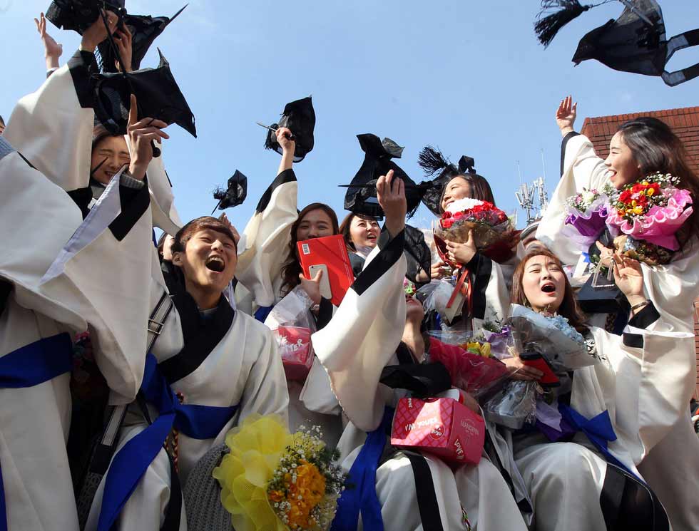 한국 중앙대 학생들, “선비복”차림으로 졸업식 참가