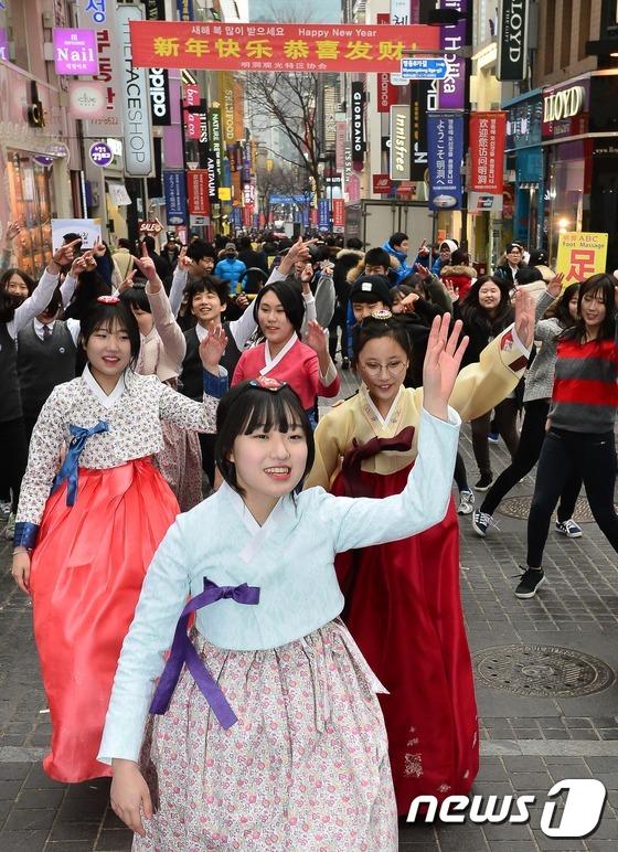 한국 고중생들, 발렌타인데이에 명동서 아리랑 플래시몹 진행