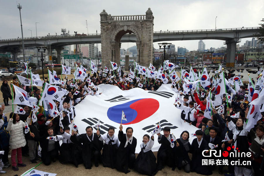 한국민중 태극기 높이 들고 “3.1절” 기념 행진 진행