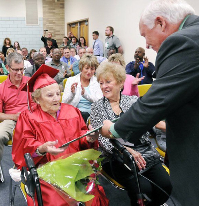100세 생일 선물, 82년 만에 받은 고교 졸업장