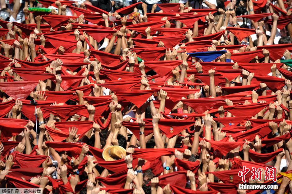 스페인 소몰이축제 개막, 민중들 붉은색 비단 들고 마음껏 즐겨