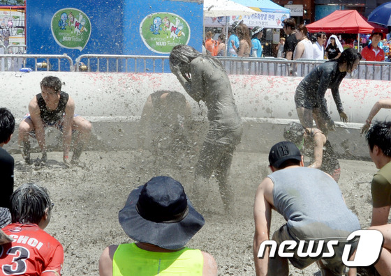 한국 머드축제 개막, 관광객들 마음껏 즐겨