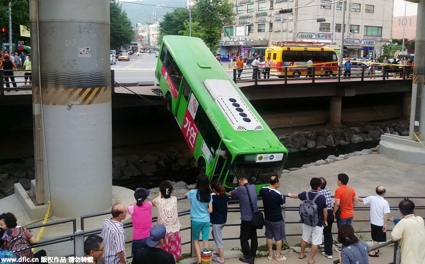 한국 서울 한 공공뻐스 교량란간 뚫고 나가, 14 명 부상