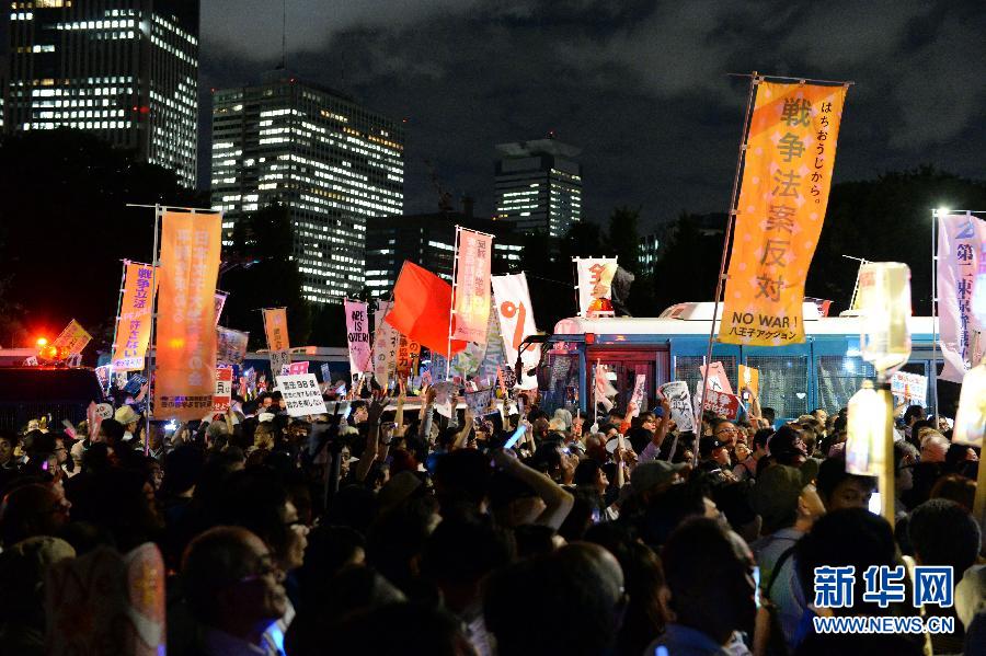 수만명 일본민중 국회 둘러싸고 안보법안 반대