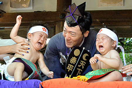 일본 스모선수들의 '아기 울리기 대회'