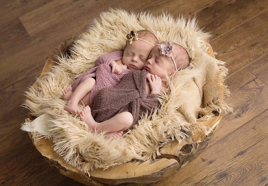 영국 촬영가 쌍둥이 아기 잠자는 사진 촬영, 많은 사람들 귀여움 