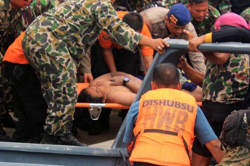 인도네시아 남성 비행기 추락사고에서 살아남아, 이틀간 표류후 구조되여