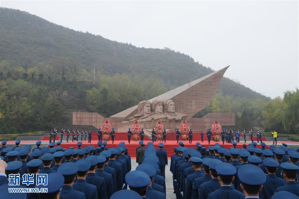 인민공군 성립 66주년 기념일 영웅기념벽에 꽃바구니 증정 