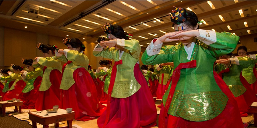 한국 600명 고중녀학생 전통복장 차림으로 성인식에 참가
