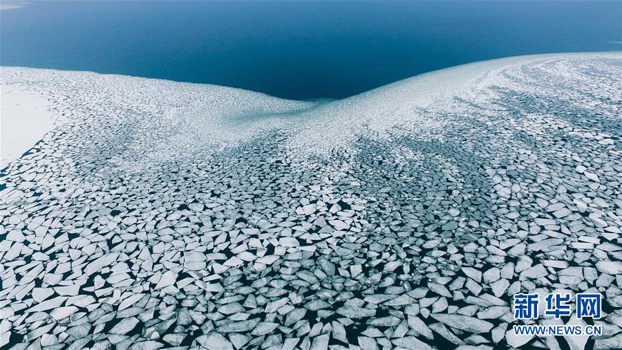공중촬영으로 보는 청해호 얼음이 깨지는 장면