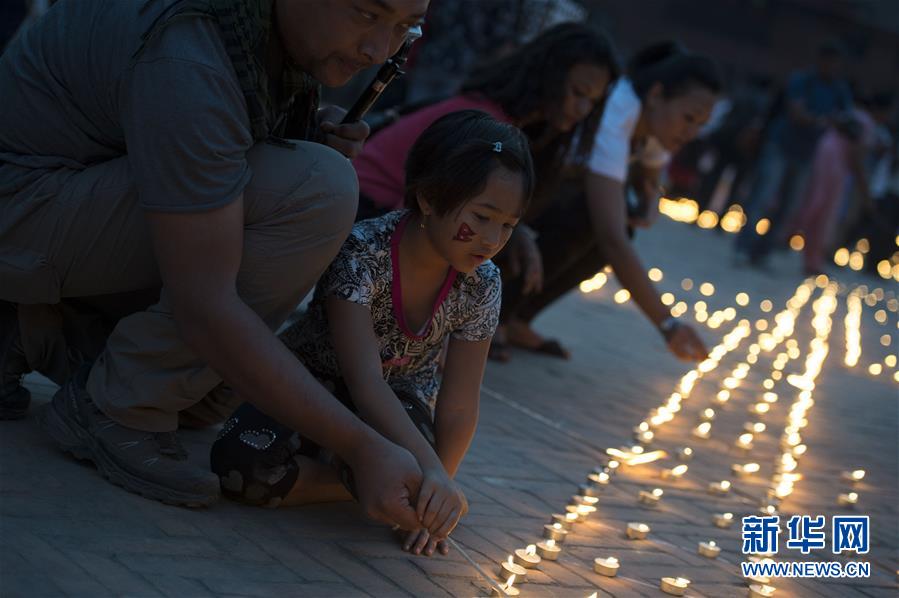 네팔지진 1주년: 초불로 고인을 추모