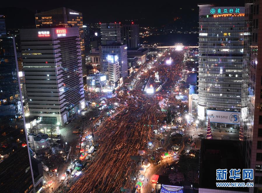 한국, 시위 단행해 대통령 탄핵안 가결 경축 