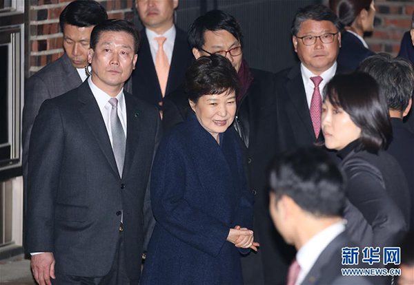 탄핵된 한국 전임 대통령 박근혜 청와대에서 퇴거