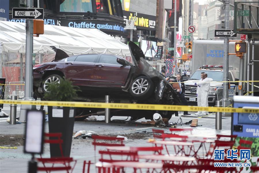 뉴욕 타임스퀘어 차량 돌진… 1명 사망, 22명 부상