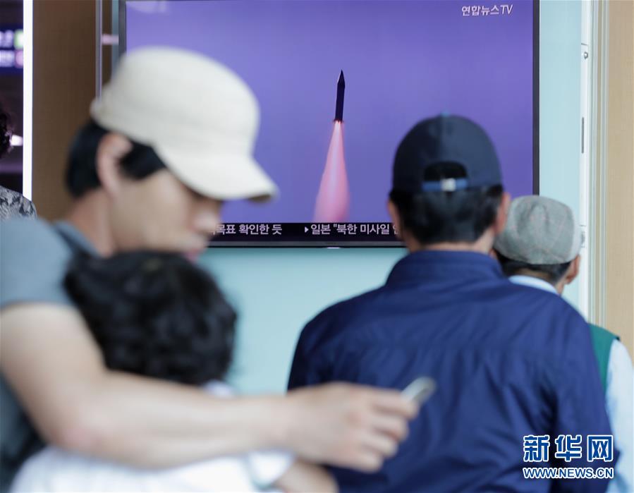 한국군측: 조선 미싸일로 의심되는 비행물 여러개 발사(사진)