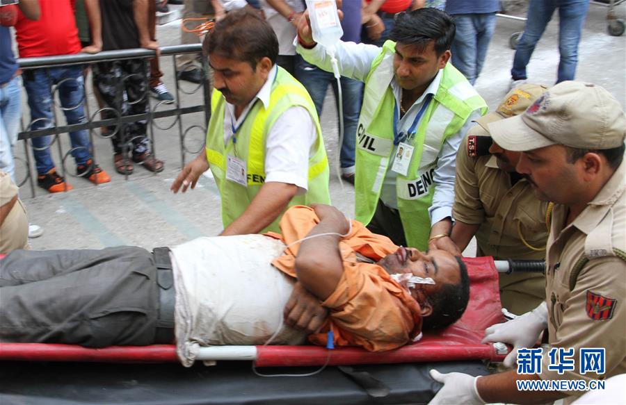 인도 카슈미르지역서 뻐스추락사고 발생해 16명 사망