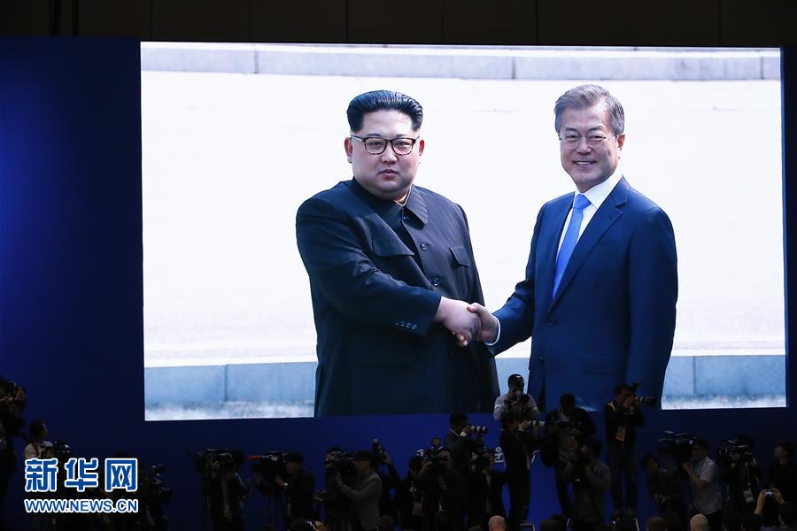 김정은 군사분계선 넘어 한국 대통령 문재인과 회담