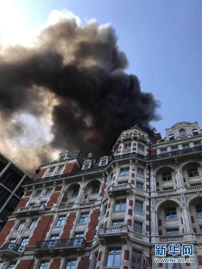 런던 한 호텔에 화재 발생