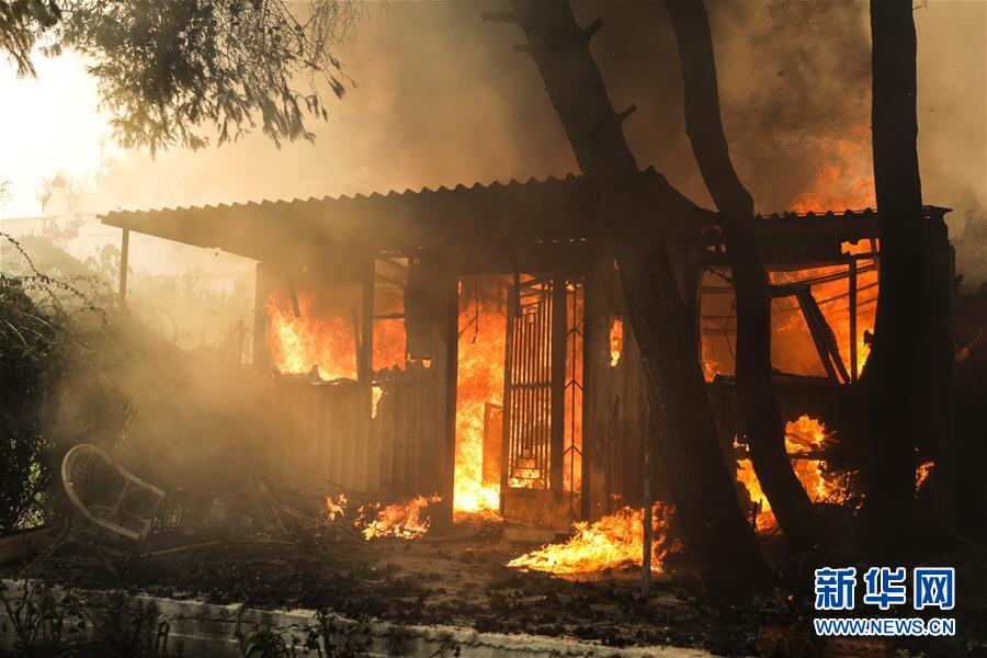 희랍 아테네 부근서 산불 발생해 천여명 대피
