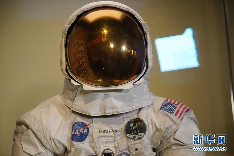 첫 달착륙 암스트롱 우주복, 미국 국립항공우주박물관에 전시