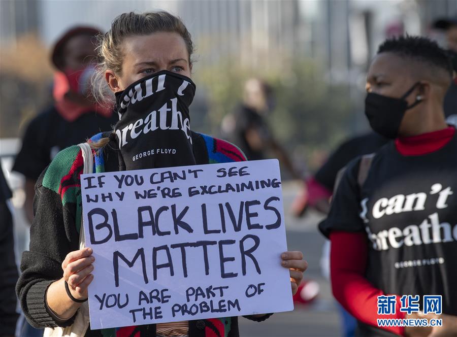 남아프리카공화국 민중 시위활동 참가해 미국의 인종차별에 항의